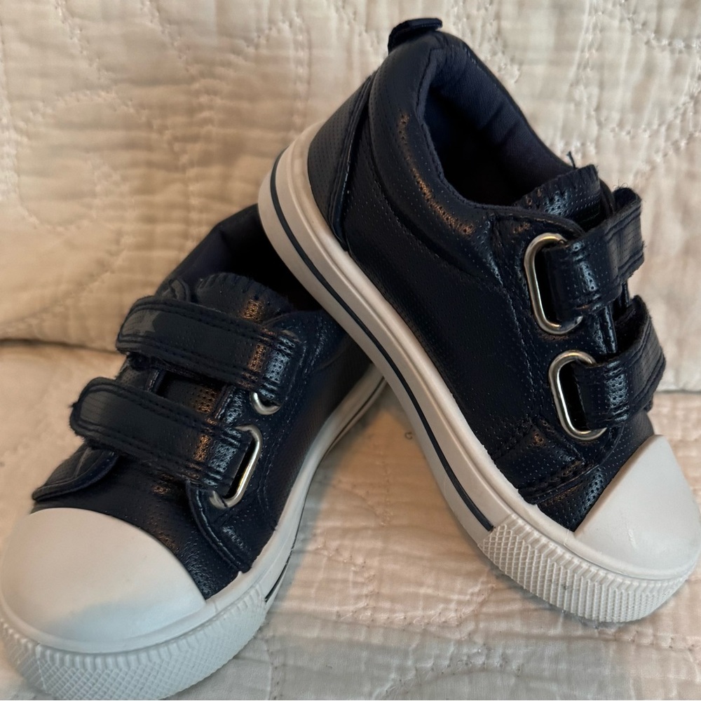 Kids-Size 4 Navy Blue Velcro Sneakers
PET & SMOKE-FREE HOME